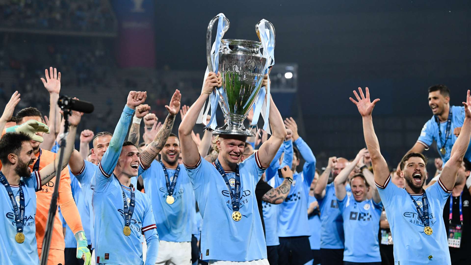 球迷對詹姆斯貼臉開大聲道我們知道你去參加吹牛老爹的派對了.